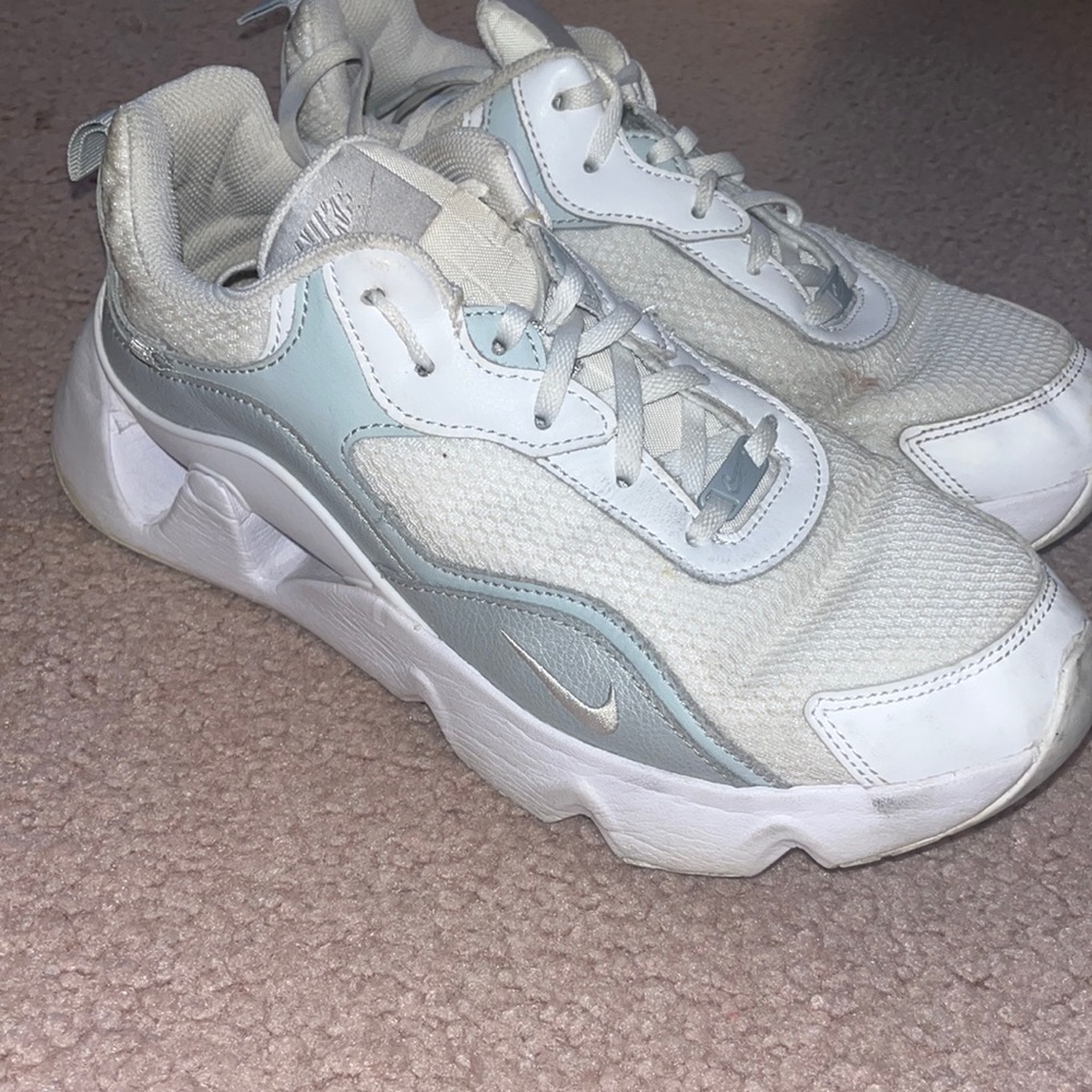 Nike RYZ sneaker